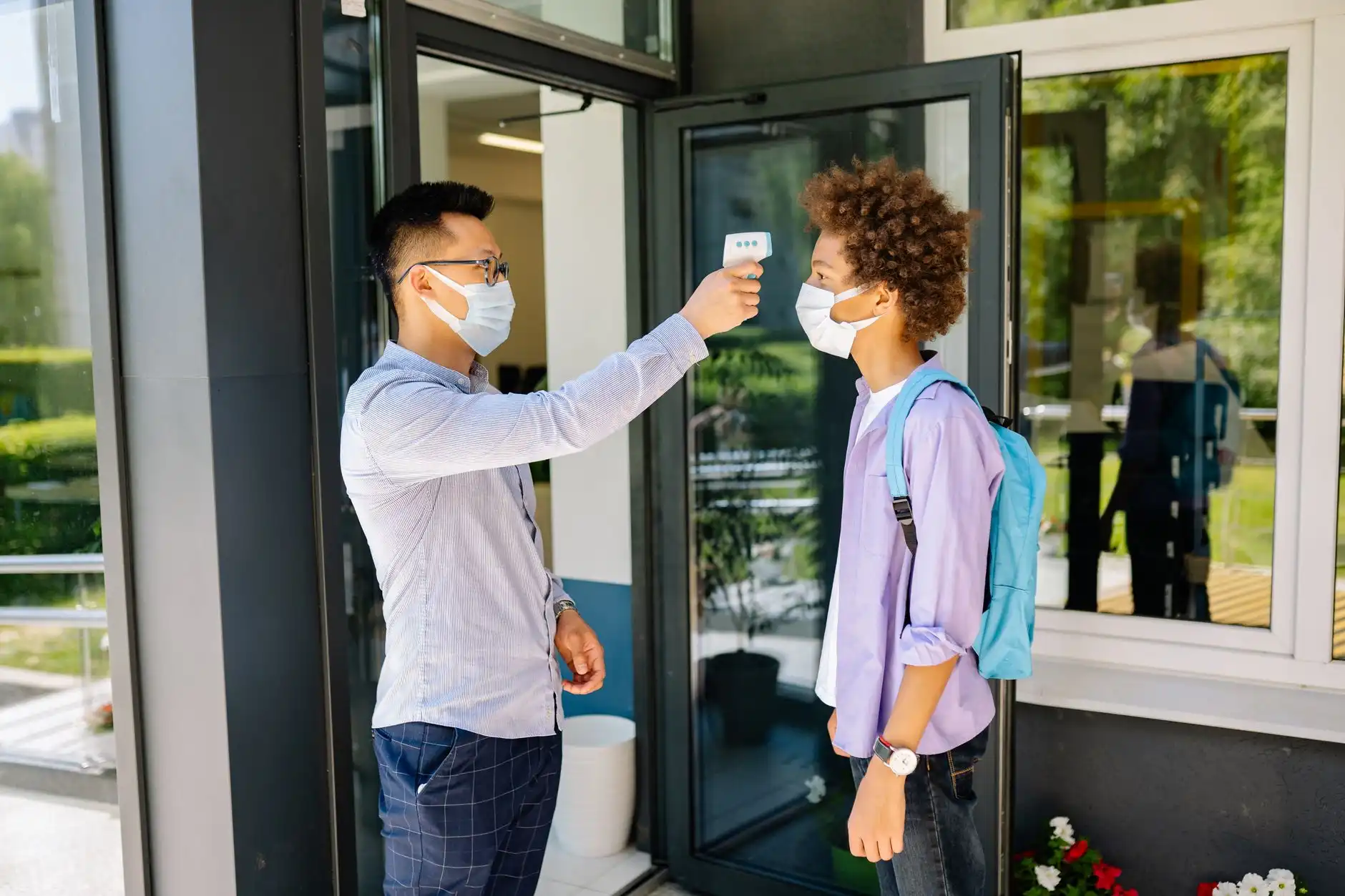 重庆汽摩配件表面处理工艺对比:抛光打磨与电镀喷涂应用分析